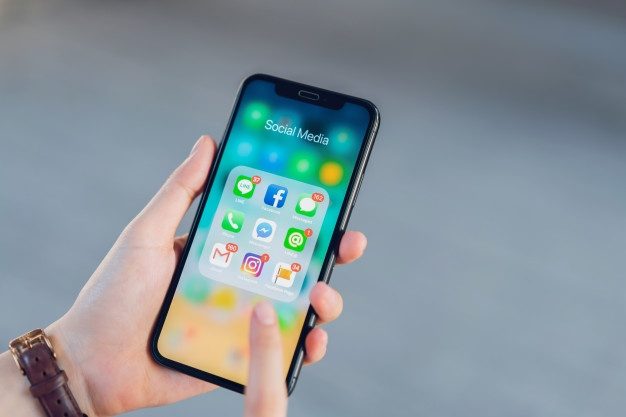 Ferramentas para psicólogos- pessoa vendo os aplicativos no celular