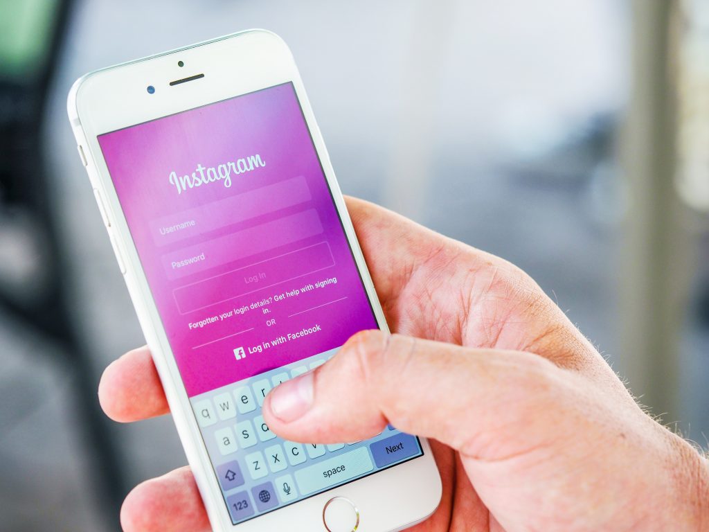 Instagram para psicólogos- pessoa acessando o Instagram no celular