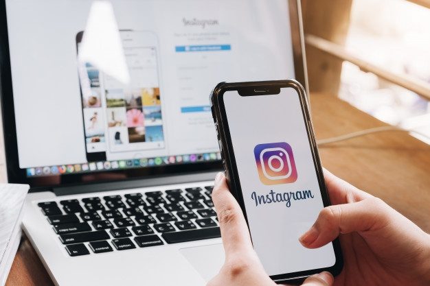 Pessoa usando o Instagram, marketing para psicólogos