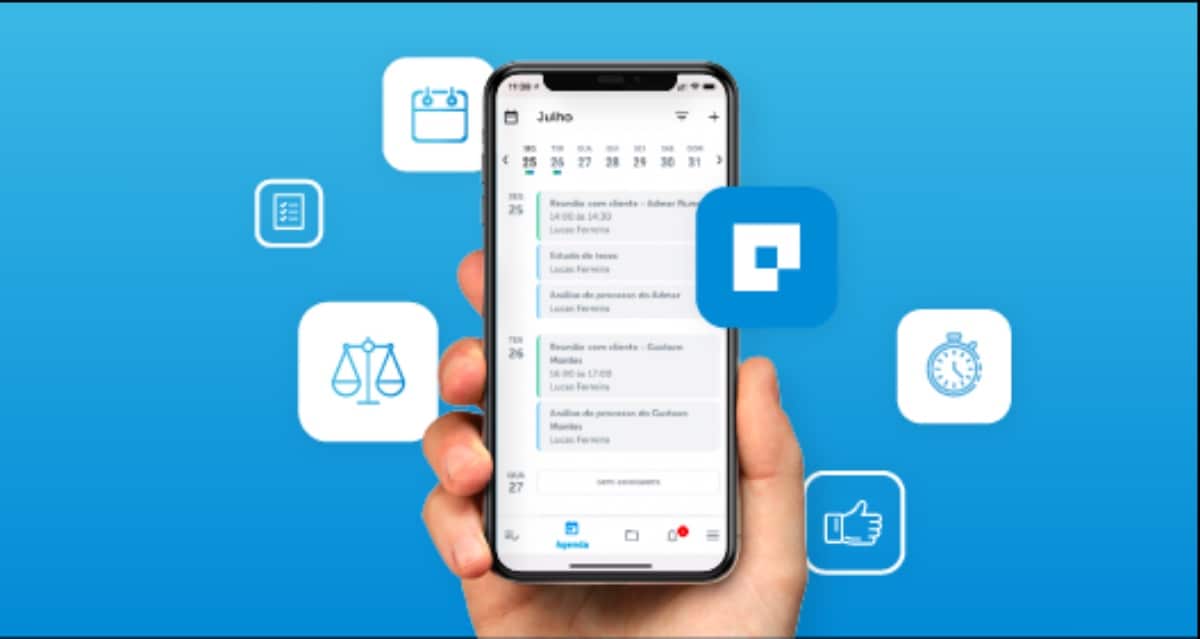 Uma pessoa com o aplicativo Astrea aberto no smartphone.