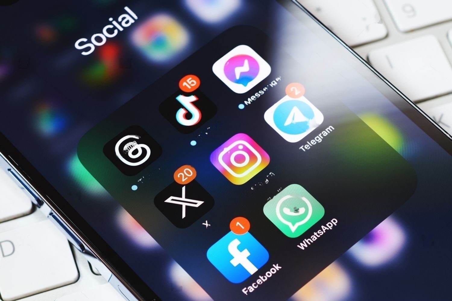 Um smartphone com ícones de marketing nas redes sociais aparecendo na tela.