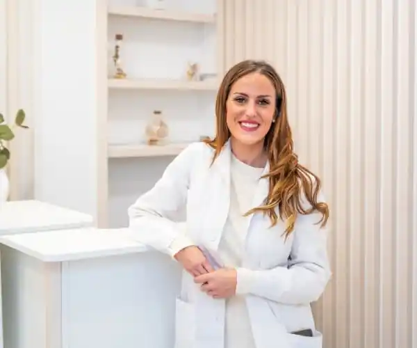 Ambiente de uma clínica de estética moderna, limpa e sofisticada.