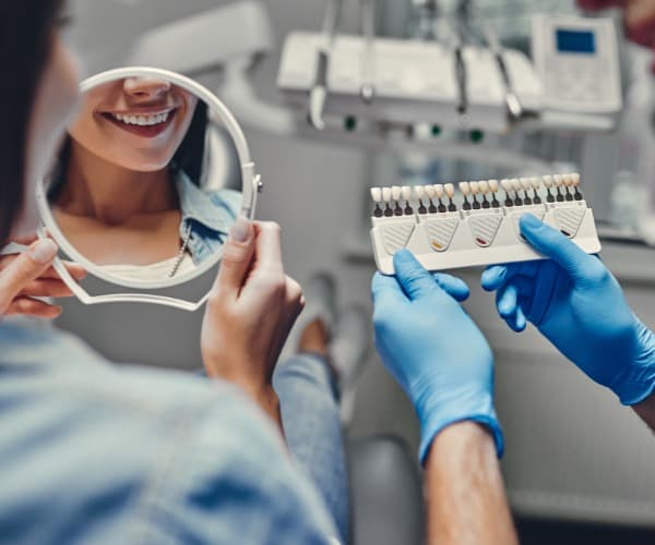 Dentista sorridente em uma clínica moderna e bem iluminada.