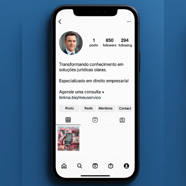 Pessoa utilizando o Instagram em um smartphone, mostrando a importância da bio.