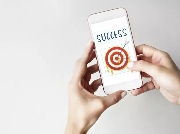 Marketing para contadores nas redes sociais, mão segurando um celular