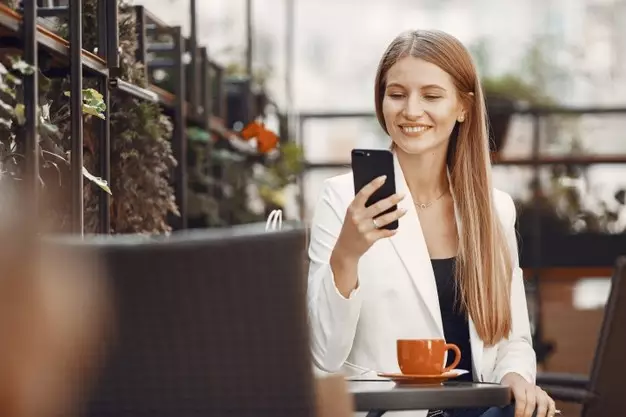 Marketing jurídico - mulher usando o celular