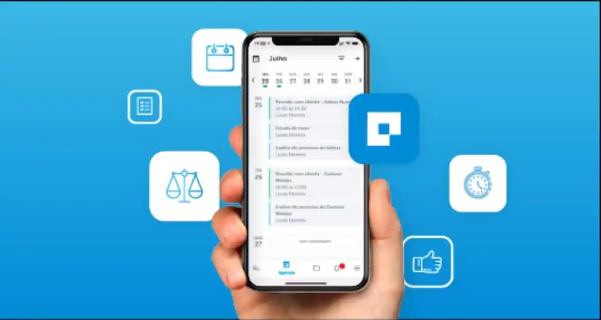 Uma pessoa com o aplicativo Astrea aberto no smartphone.